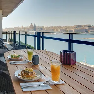 https://lands-end-boutique-hotel.hotelssaintjulians.com